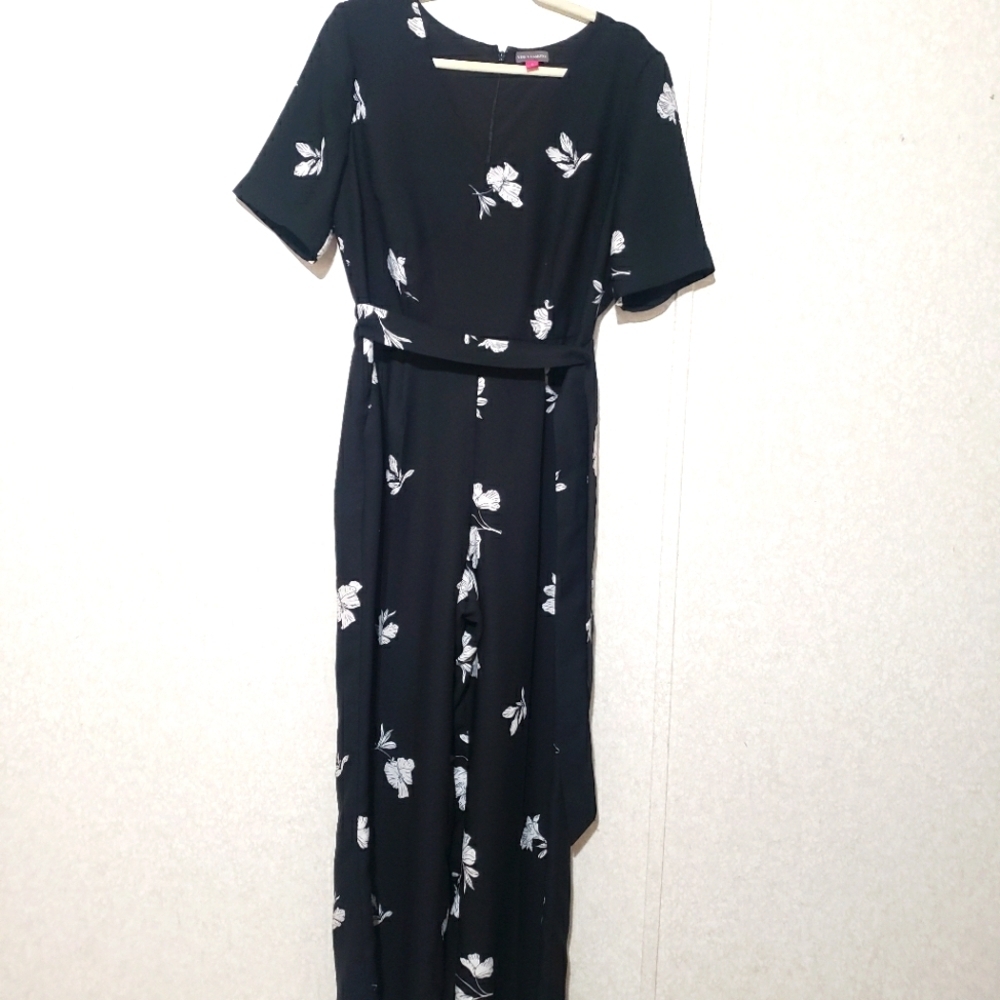 VINCE CAMUTO...Black and White FLORAL JUMPSUIT with Crew Neck..SIZE:8